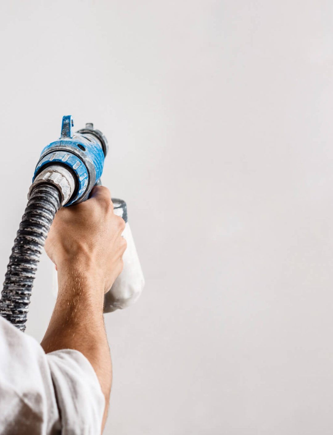 worker-painting-wall-with-spray-gun-white-color (1) (1)